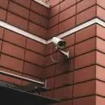 Κάμερα ασφαλείας εξωτερικού χώρου τοποθετημένη σε τοίχο